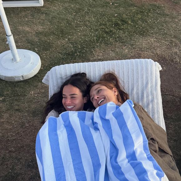 Bruna Marquezine 'foge' do frio e divide toalha com Sasha Meneghel