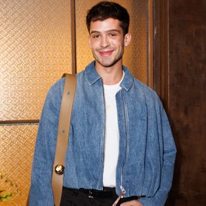 Para completar o visual, uma bolsa média de couro da Loewe, casa de moda de luxo espanhola especializada em artigos de couro , roupas , perfumes e outros acessórios de moda.