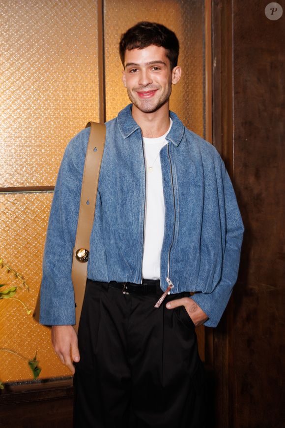 Para completar o visual, uma bolsa média de couro da Loewe, casa de moda de luxo espanhola especializada em artigos de couro , roupas , perfumes e outros acessórios de moda.