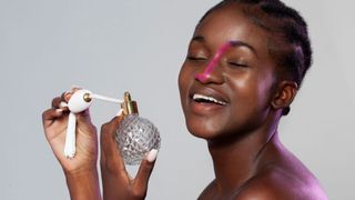 Os 4 perfumes com feromônio mais atraentes: essas opções de fragrâncias sedutoras vão te deixar ainda mais cheirosa neste Inverno