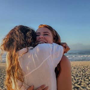 Aniversário de Paolla Oliveira tem clima intimista, com direito a parabéns e registros de abraços aconchegantes