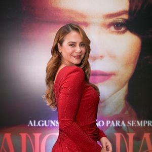 Brilho, fenda e elegância marcaram o visual de Paolla Oliveira na pré-estreia de Herança de Narcisa. A atriz apostou em um vestido vermelho sofisticado para apresentar seu novo filme