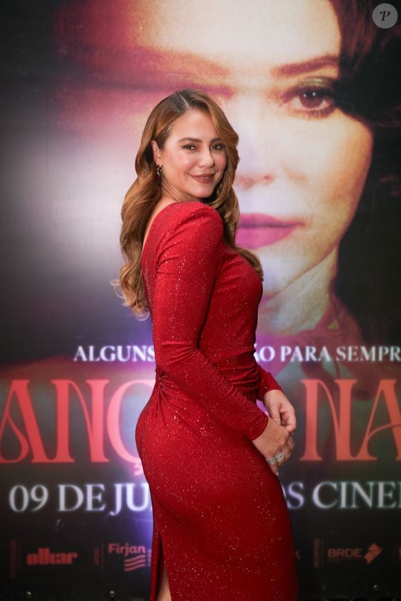 Brilho, fenda e elegância marcaram o visual de Paolla Oliveira na pré-estreia de Herança de Narcisa. A atriz apostou em um vestido vermelho sofisticado para apresentar seu novo filme