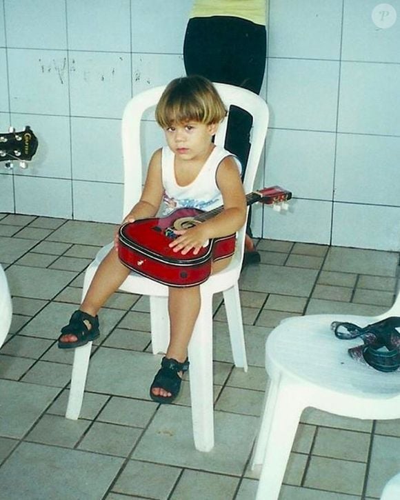 Zé Felipe é filho do cantor Leonardo e, por isso, sempre foi famoso desde criança