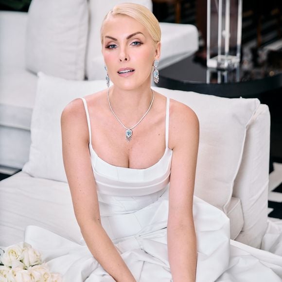 Segundo Camila Piccini, um buquê totalmente branco comunica uma estética atemporal, não compete com o vestido ou a decoração e é uma escolha 'carregada de simbolismo'