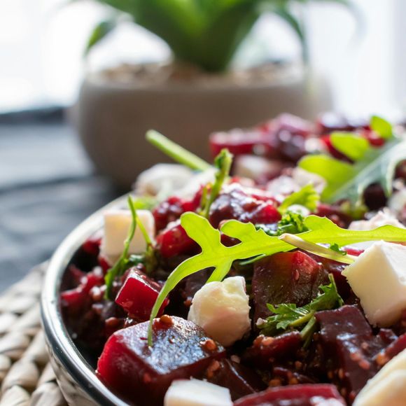 Salada de beterraba e rúcula com queijo de cabra e ervas é fina e conquista qualquer um
