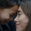 Carregada de emoção, novela 'Mãe' promove reencontro emocionante de Melek e Zeynep após falsa morte da criança