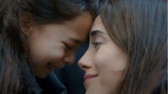 Carregada de emoção, novela 'Mãe' promove reencontro emocionante de Melek e Zeynep após falsa morte da criança