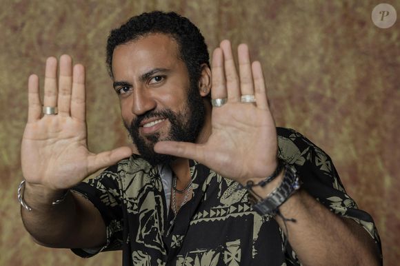 Olavo (Ricardo Teodoro) - Parceiro de César (Cauã Reymond). É um trambiqueiro sem escrúpulos, mas tem o coração meio mole. Sonhava em ser fotógrafo de moda, mas acabou como fotógrafo de quinta categoria e mora dentro do estúdio onde faz suas sessões. Como não é flor que se cheire, acaba se envolvendo nos trambiques de César e Maria de Fátima (Bella Campos) para tentar ganhar vantagens também.