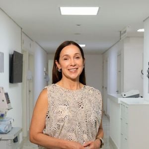 O Purepeople convidou a endocrinologista Sandra Campos, do Hospital Unique, em Goiânia, para tirar dúvidas sobre a tireoidite de Hashimoto. Confira na reportagem