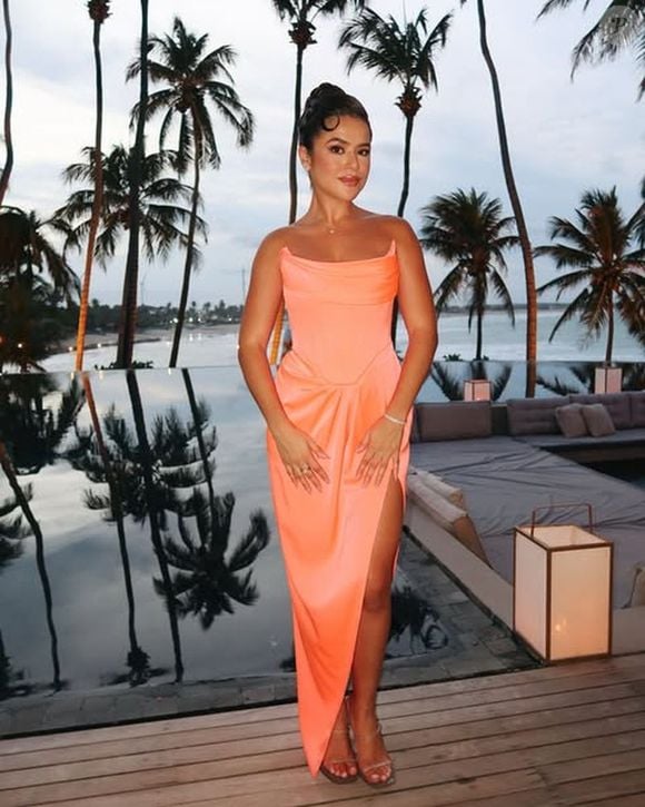 Maisa usou um look tomara que caia em uma das cerimônia de casamento de Luma César
