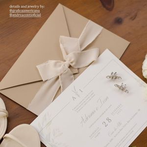 Adriana Birolli mostrou o convite de casamento e as joias usadas no enlace