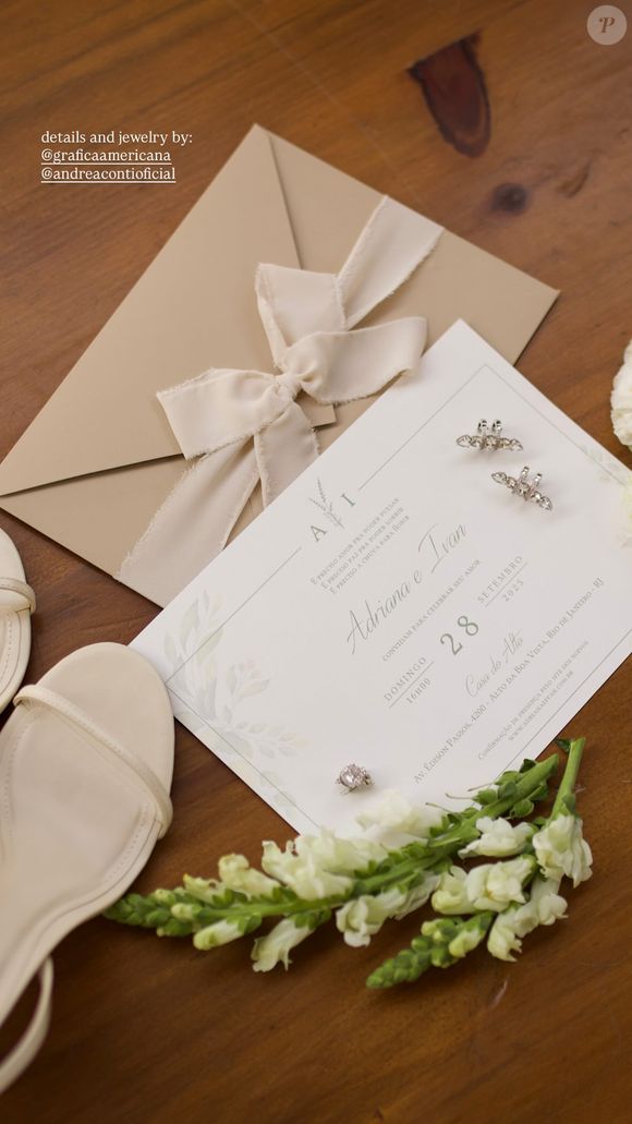Adriana Birolli mostrou o convite de casamento e as joias usadas no enlace
