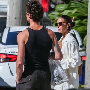 Bruna Marquezine une conforto e sofisticação com look de linho oversized em novo passeio ao lado de Shawn Mendes