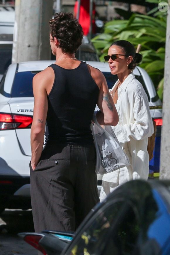 Bruna Marquezine une conforto e sofisticação com look de linho oversized em novo passeio ao lado de Shawn Mendes