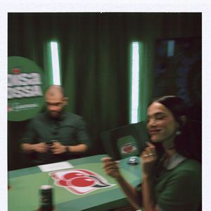 Bruna Marquezine usou uma calça jeans com ilhoses bordados da Chloé (R$ 19.958), peça que adiciona textura e um toque artesanal ao look.