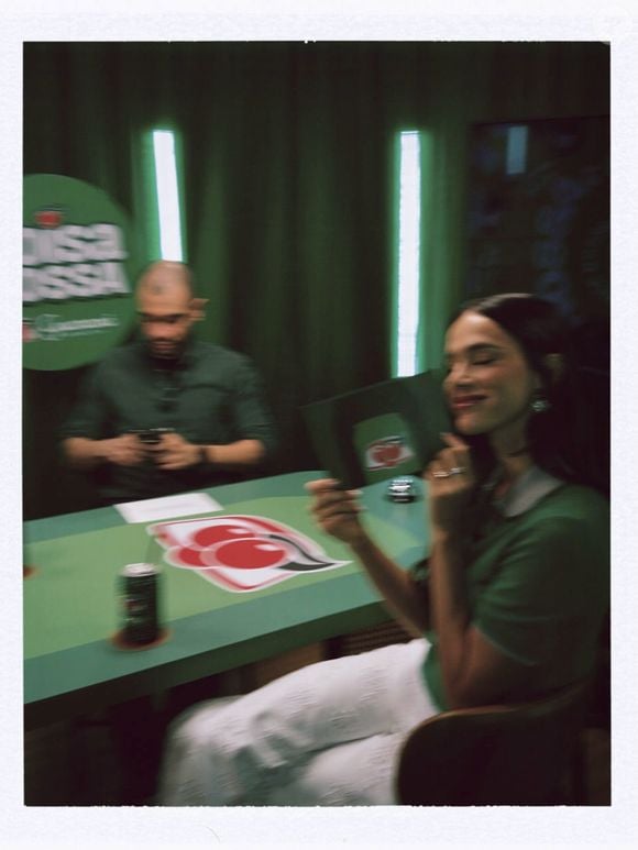 Bruna Marquezine usou uma calça jeans com ilhoses bordados da Chloé (R$ 19.958), peça que adiciona textura e um toque artesanal ao look.