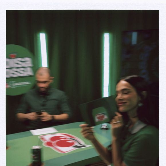 Bruna Marquezine usou uma calça jeans com ilhoses bordados da Chloé (R$ 19.958), peça que adiciona textura e um toque artesanal ao look.
