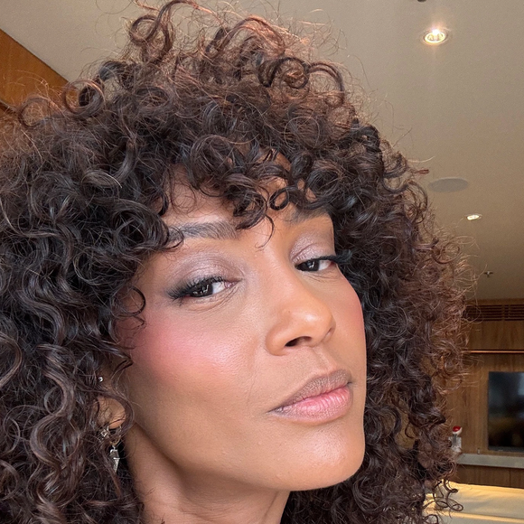 Cabelo natural de Taís Araujo tem franja volumosa e cheia de personalidade