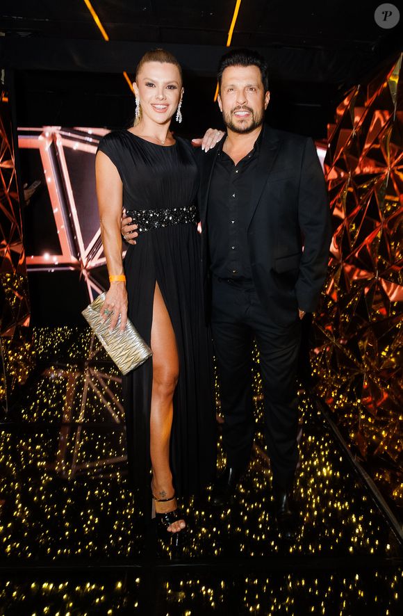 O casal Ceará e Mirella Santos esteve na festa de 50 anos de Leo Dias e combinou cor do look