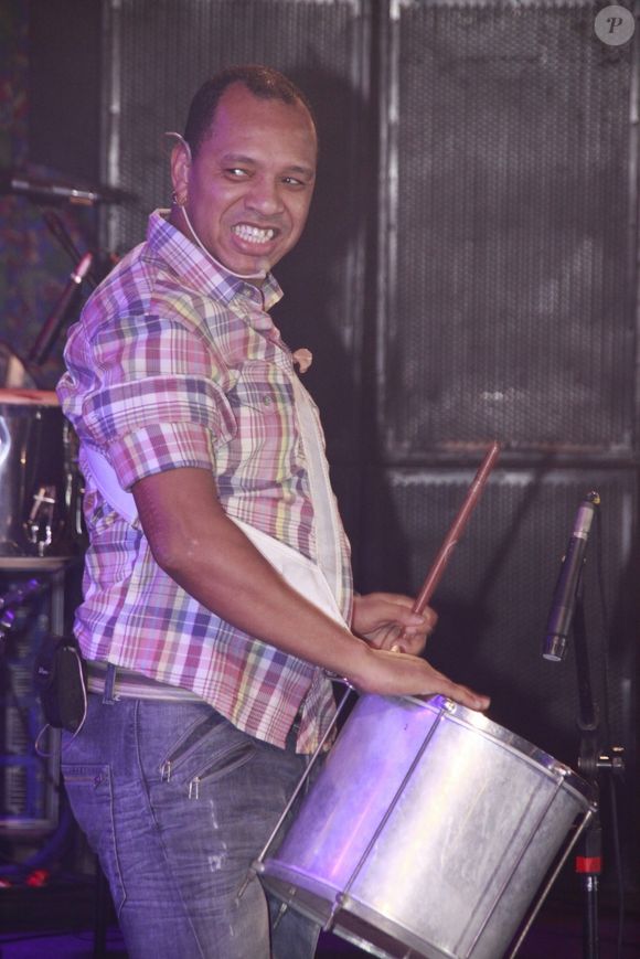 Mãe da filha caçula de Anderson Leonardo, do Molejo, alega não ter acesso à agenda de shows do grupo e revela ter perdido o contato com o conjunto
