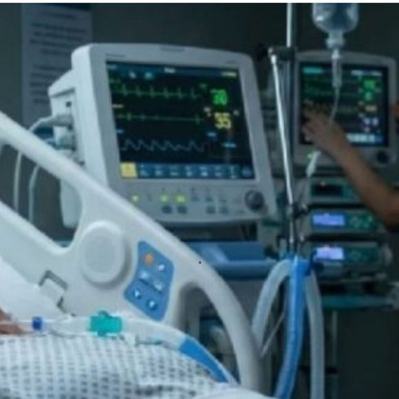 Davi (Rafael Vitti) sofre acidente de moto; Jaques (Marcello Novaes) salva o filho da morte