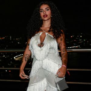 O prata metalizado é uma ótima opção para esse Natal, como essa inspiração de look de Bianca no aniversário de MC Daniel.