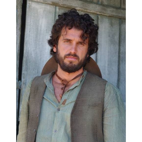 Nos próximos capítulos de 'Cabocla', na Globo, Tomé tentará defender o amigo em uma briga de bar.