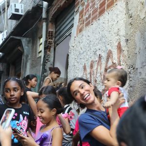 Bruna Marquezine celebrou os 31 anos em uma visita à Casa Amarela Providência, no Morro da Providência, ao lado de Shawn Mendes. Durante a ação social, a atriz explicou que escolheu comemorar o aniversário em uma instituição para contribuir com uma causa importante, enquanto o cantor fez sua primeira declaração pública de amor dedicada exclusivamente à namorada