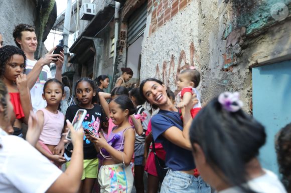 Bruna Marquezine celebrou os 31 anos em uma visita à Casa Amarela Providência, no Morro da Providência, ao lado de Shawn Mendes. Durante a ação social, a atriz explicou que escolheu comemorar o aniversário em uma instituição para contribuir com uma causa importante, enquanto o cantor fez sua primeira declaração pública de amor dedicada exclusivamente à namorada