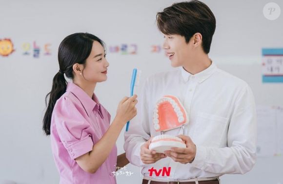 'Hometown Cha-Cha-Cha': uma dentista muda de cidade e se envolve com um faz-tudo local, enquanto aprende a recomeçar em uma comunidade acolhedora