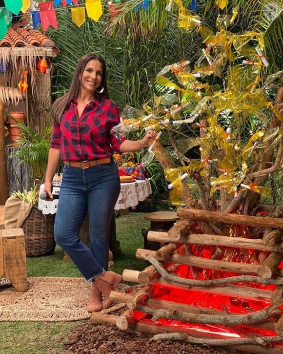 Ivete Sangalo escolheu um mood comfy para seu look de festa junina: