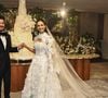 O corte do bolo de Thiago Bertoldo e Geórgia Fröhlich na Paróquia Nossa Senhora do Brasil, em São Paulo