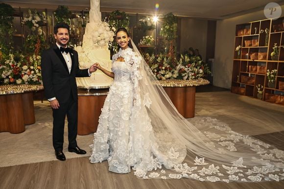 O corte do bolo de Thiago Bertoldo e Geórgia Fröhlich na Paróquia Nossa Senhora do Brasil, em São Paulo