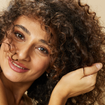 Tenho cabelo cacheado e garanto: esses 5 cremes são muito eficientes e custam menos R$ 70; tem opções da Eudora, Seda e mais!