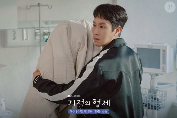 Em 'Irmãos Milagrosos', Yook Dong-ju é um aspirante a escritor que vive endividado enquanto tenta realizar o sonho de publicar um grande romance