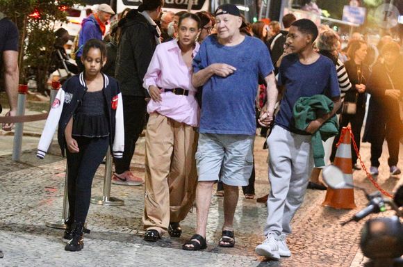Taís Araújo levou os filhos e o pai, Ademar, ao Teatro Casa Grande, na Zona Sul do Rio de Janeiro