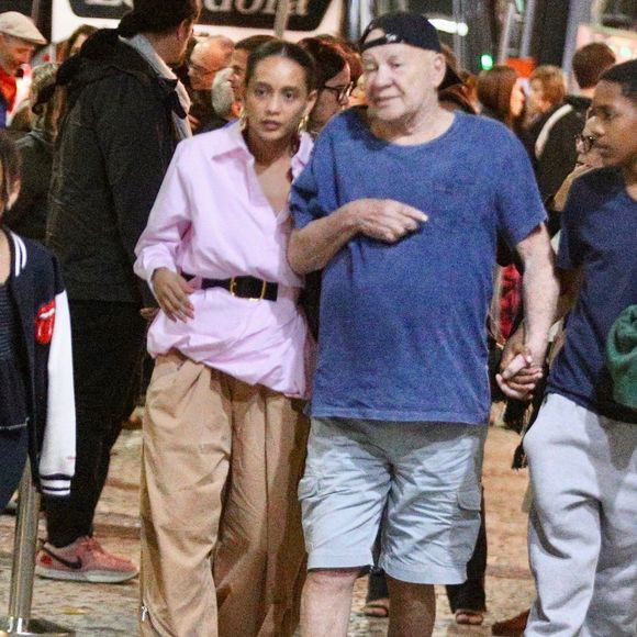 Taís Araújo levou os filhos e o pai, Ademar, ao Teatro Casa Grande, na Zona Sul do Rio de Janeiro