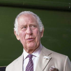 Atitudes do Rei Charles III não passaram despercebidos e acenderam o alerta em especialistas, incluindo o historiador Sir Anthony Seldon