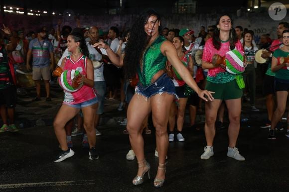 Carnaval 2025 será o 11º de Evelyn Bastos como rainha da Mangueira