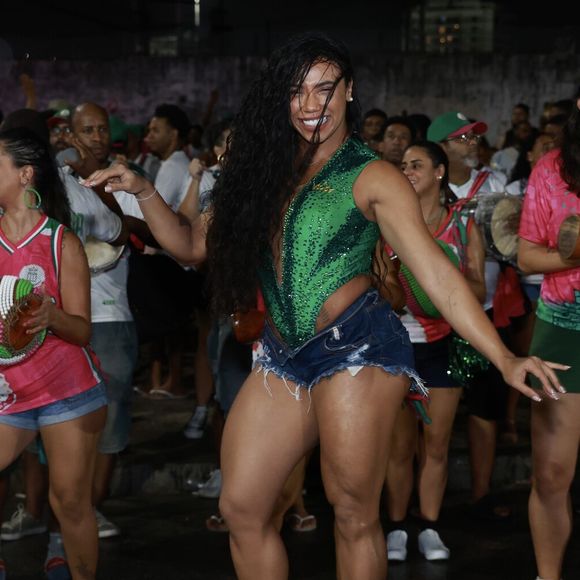 Carnaval 2025 será o 11º de Evelyn Bastos como rainha da Mangueira