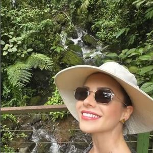 Sandy cuida de seu corpo e beleza para estar 'em dia' aos 42 com uma alimentação balanceada e super restrita