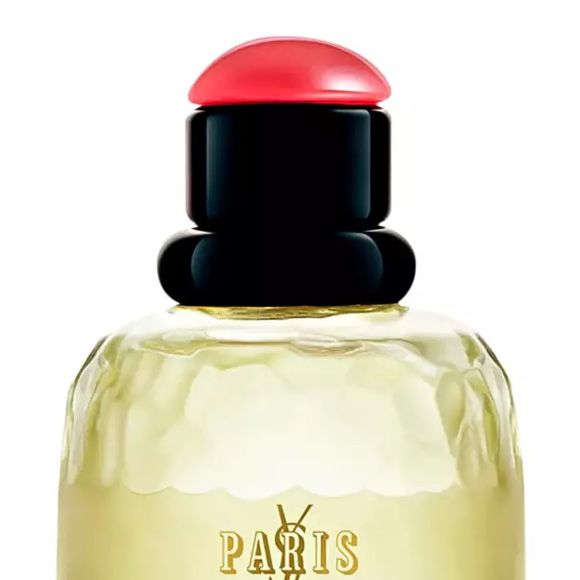 Outra fragrância pela qual Gaga declarou seu amor é "Paris", de Yves Saint Laurent