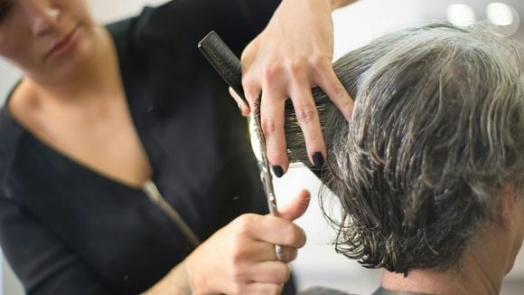 Outra opção muito popular nos últimos anos é o uso de coloração capilar sem amônia. Os cabeleireiros a consideram uma das melhores opções para obter uma boa cobertura dos cabelos brancos.