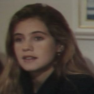 Adriana Esteves em 1988: atriz começou na TV com uma pequena participação como figurante na novela Vale Tudo, interpretando uma modelo. Aos 18 anos, ela apareceu rapidamente na cena em que Maria de Fátima (Glória Pires) faz um teste para a revista Tomorrow. Sua estreia oficial como atriz ocorreu logo depois, em 1989