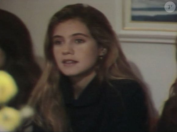 Adriana Esteves em 1988: atriz começou na TV com uma pequena participação como figurante na novela Vale Tudo, interpretando uma modelo. Aos 18 anos, ela apareceu rapidamente na cena em que Maria de Fátima (Glória Pires) faz um teste para a revista Tomorrow. Sua estreia oficial como atriz ocorreu logo depois, em 1989