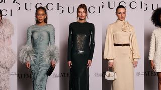 Plumas, brilhos e silhuetas poderosas: 30 fotos de look elegantes das famosas com tendências de moda festa para evento Gucci