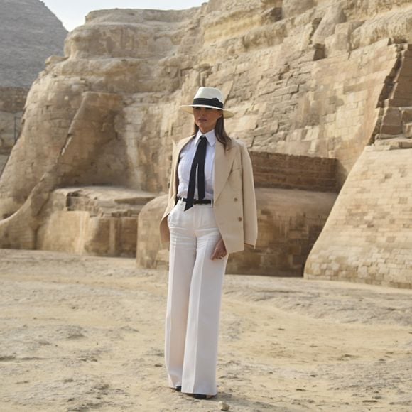 Além do polêmico capacete colonial em viagem à África, a jaqueta usada por Melania também foi criticada.