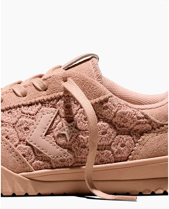 O crochê floral, uma das maiores tendências da temporada, ganha espaço também nos pés. A Converse incorpora o acabamento artesanal ao Run Star Trainer e cria um dos lançamentos mais elegantes do inverno