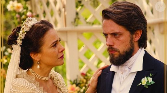 Felipe recebe das mãos de Alex (Kadu Schons) o diário que pertenceu à sua falecida esposa, Berenice, interpretada por Elisa Brites.